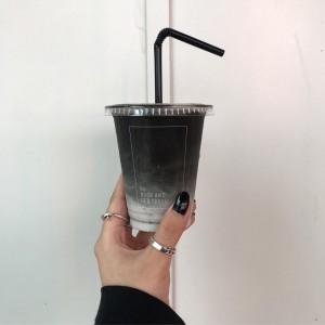 真っ黒⁉ インパクト抜群の飲み物の正体とは🤵☕💕